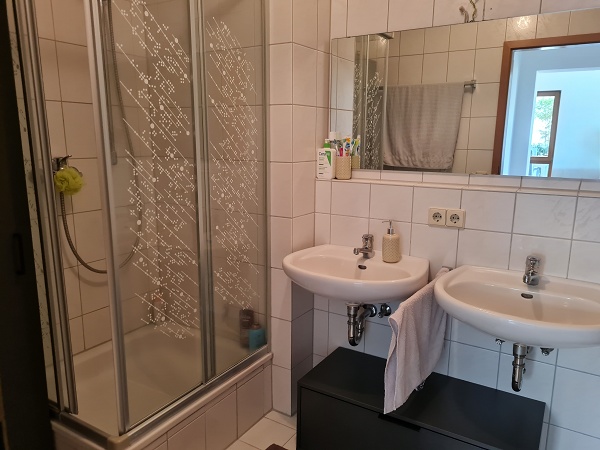 Bad mit Dusche/Badewanne/2 Waschbecken Wohnung Sulzburg