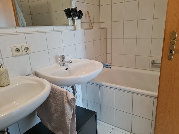 Bad mit Dusche/Badewanne/2 Waschbecken Wohnung Sulzburg
